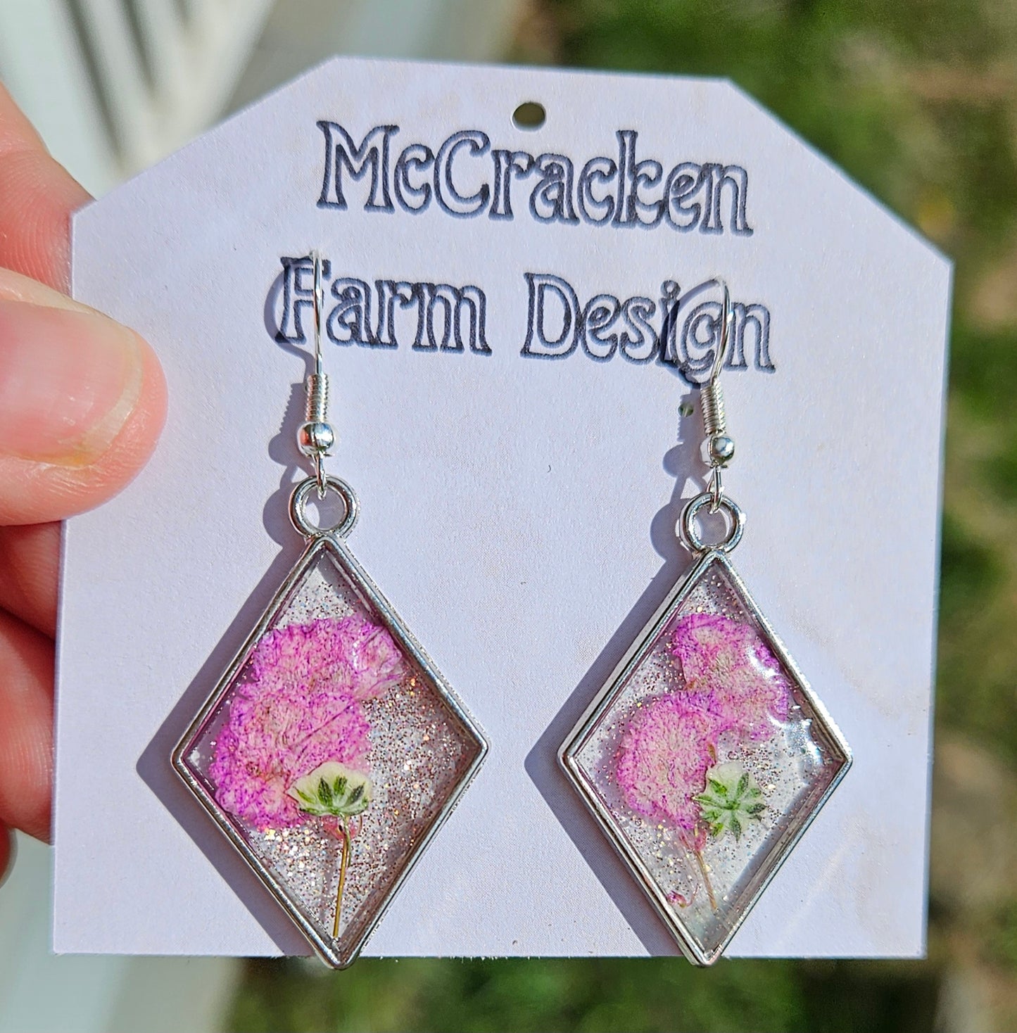 Small pink flowers in resin