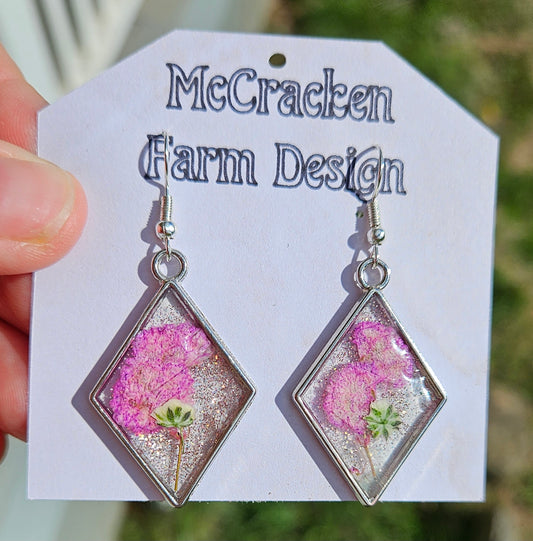 Small pink flowers in resin