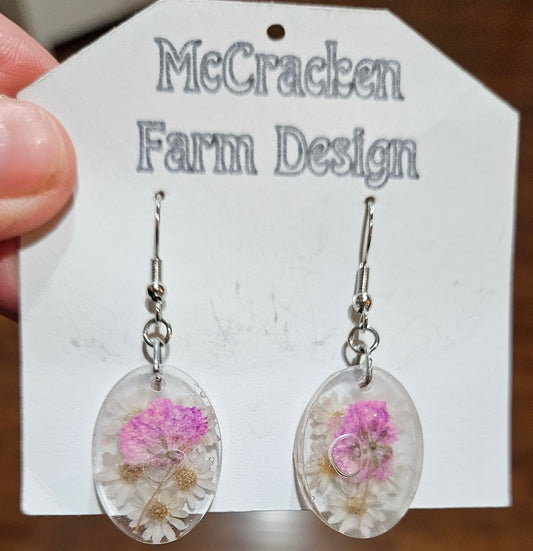 White and pink flowers in resin