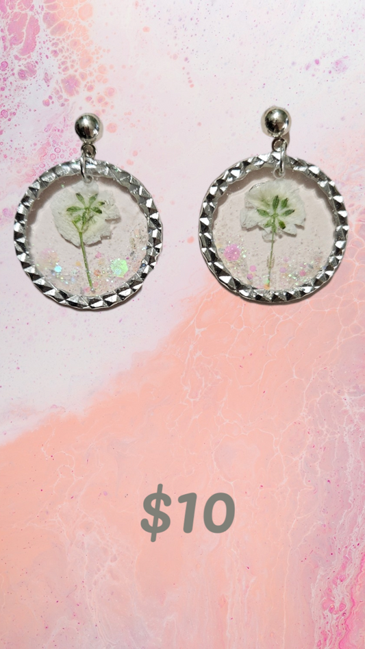 Small white flower rounds